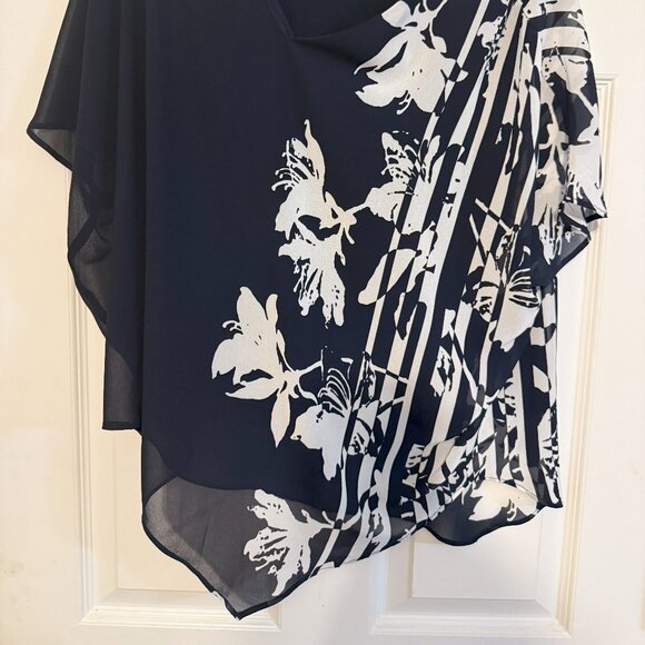 Roz & Ali Blue & White Floral Top – Size Medium, EUC, Oversized Fit, Lightweight - Picture 3 of 4